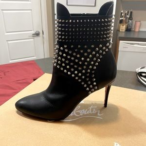 🔥🔥🔥 LOUBOUTIN Hongroise 85 Stud Black Boots 40